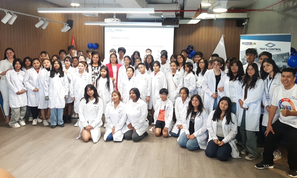 Niños y adolescentes vivieron la ciencia en acción en los laboratorios de Test & Control